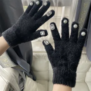 Warme schwarze Plüsch-Fünffingerhandschuhe mit Perlen und glänzenden Strass-Details für den Winter.