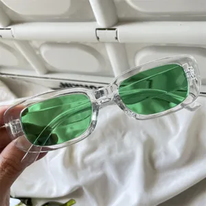 Detailaufnahme trendiger, transparenter Rechtecksonnenbrille mit grünen Gläsern für Streetwear.