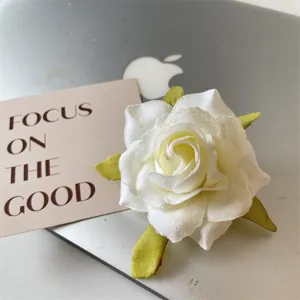 Weisse Stoff Rosen Haarspange Detailansicht, elegante Blumen Haarnadel mit gruenem Blatt.