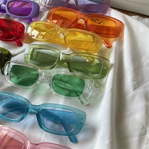 Detailansicht zeigt verschiedene lebendige, farbige Jelly-Sonnenbrillen, ordentlich arrangiert.