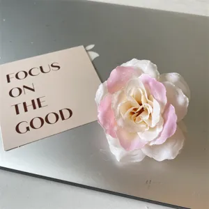 Nahaufnahme des eleganten Stoffblumen-Haarclips mit weiß-rosa Farbverlauf Blütenblättern.