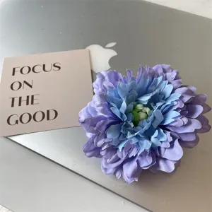 Nahaufnahme des blau-lila Stoffblumen-Haarclips, zeigt Textur und zarte Farbverläufe deutlich.