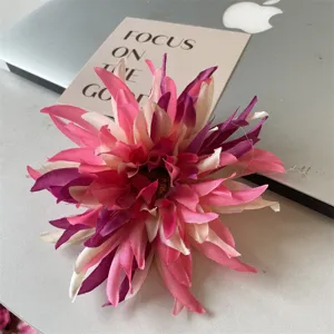Nahaufnahme einer leuchtend rosa und violetten Blumen-Haarspange für Strand-Look.