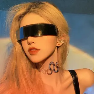 Nahaufnahme Detailaufnahme der futuristischen Schildsonnenbrille, Cyberpunk Stil.