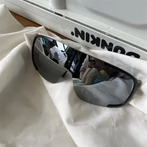 Matte schwarze Oversized Sonnenbrille mit verspiegelten Gläsern für Outdoor Radfahren.
