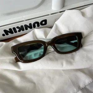 Koreanische quadratische Sonnenbrille mit trendigen blau-grünen Gläsern für Damen im Alltag.
