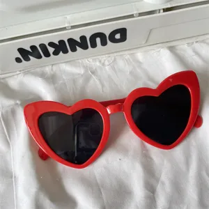 Rote herzformige Sonnenbrille vintage chic niedliche trendige Sonnenbrillen Detailansicht