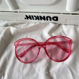 Rosa transparente Oversize-Sonnenbrille, trendige Bonbonfarben Brille für Streetstyle und Fotos.
