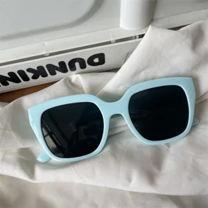 Schicke hellblaue quadratische Sonnenbrille für Damen, trendiger UV-Schutz für den Alltag.