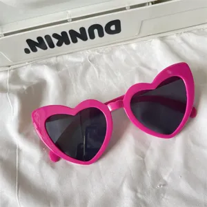 Rosa herzförmige Sonnenbrille Detailaufnahme, süßer Style Modeschmuck mit getönten Gläsern.