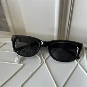 Schicke schwarze Sonnenbrille mit Perlen-Anhänger, trendiges Design für Damen und Herren.