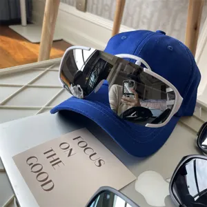 Grosse Schild-Sonnenbrille mit blauer Baseballkappe, winddichte Outdoor-Radfahrbrille Detail.