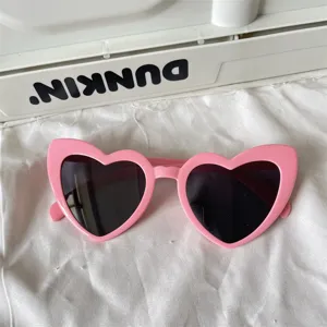 Rosa herzförmige Sonnenbrille Detailaufnahme, retro süsser Stil Mode Damen Brille.