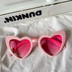 Rosa Herz Sonnenbrille Detail, süße cat-eye Herzform Brille für trendigen Streetstyle.