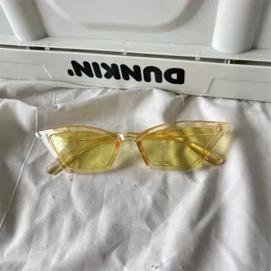 Transparente gelbe Cat-Eye-Sonnenbrille, bonbonfarbene Modewahl für Street-Style-Looks.