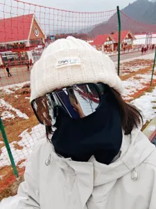 Grosse Skibrille mit verspiegelten Glaesern, warme Strickmuetze und winddichte Wintermaske.