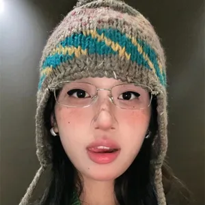 Silberner Metallrahmen Flachlicht Brille und bunter Strickhut für den täglichen Look.