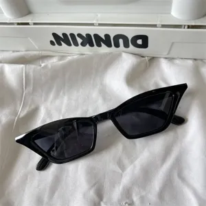 Schicke schwarze schmale Katzenaugen Sonnenbrille für Damen, cooler UV-Schutz Vintage Look.