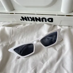 Weisse schmale Katzenaugen Sonnenbrille Detailansicht, moderner Streetstyle Sonnenschutz.