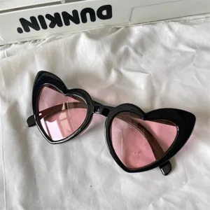 Retroförmige Herz Sonnenbrille mit schwarzem Rahmen und rosa Gläsern für stylische Damen.
