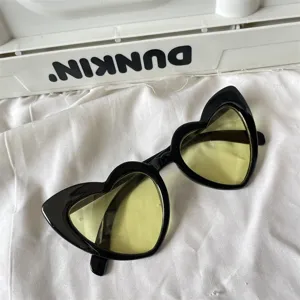 Retro Sonnenbrille in schwarzem Herz-Design mit gelben Gläsern, stylische modische Brille.