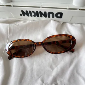 Retro ovale Sonnenbrille mit braunen Gläsern im Schildpatt-Design für Damen und Herren.