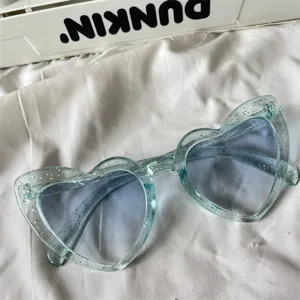 Retro Glitzer Herz Sonnenbrille für Damen, trendige transparente blaue Mode Sonnenbrille.