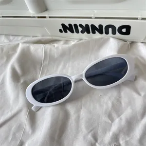 Weisse ovale Sonnenbrille Y2K Retro dicker Rahmen schwarze Gläser Streetstyle Mode