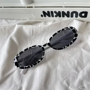 Modische ovale Sonnenbrille mit schwarz-weissem Kuhmuster, stylische Streetwear Brille.