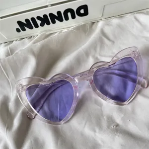 Trendige transparente violette Herz Sonnenbrille für Damen, süße Retro Mode Brille für den Alltag.