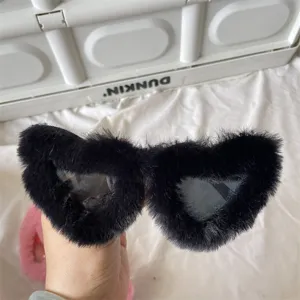 Schwarze flauschige Herz Sonnenbrille Damen Plüsch Sonnenbrille Vintage Stil Retro Brille