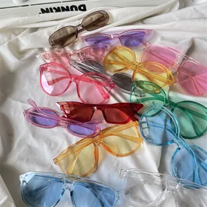 Bunte transparente Sonnenbrillen im Set, farbenfrohe Shades für Streetstyle und Party.