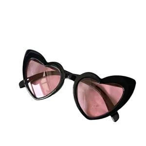 Retro schwarze Herz Sonnenbrille für Damen, trendige rosa Gläser Cat Eye Sonnenbrille.