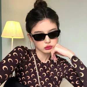 Schicke schwarze quadratische Sonnenbrille fuer Damen, modischer UV-Schutz Brillendetail.