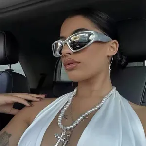 Detaillierte Nahaufnahme trendiger Y2K silberner futuristischer Sonnenbrille mit Accessoires.