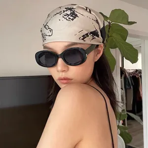 Detailaufnahme von Retro-Sonnenbrille, modische Damen-Sonnenbrille mit schwarzem Gestell.