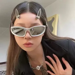 Detailansicht futuristischer Y2K Silber Sonnenbrille im schmalen Design für coole Streetstyle Looks.