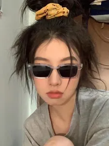 Schicke kleine quadratische Sonnenbrille für Damen, trendiger transparenter UV-Schutz.