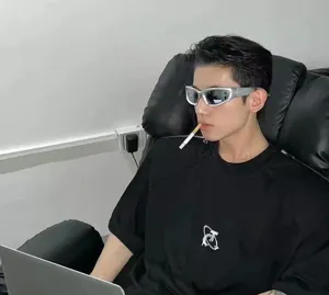Detailansicht futuristischer silberner Y2K-Sonnengläser mit einzigartigem Streetstyle.