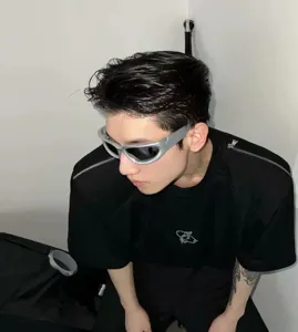 Nahaufnahme der futuristischen silbernen Y2K Sonnenbrille am Modell, ideal für coole Streetwear Looks.