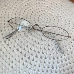 Retro kleine ovale Metallbrille Detailansicht, vintage Brillenrahmen fuer Damenoptik.