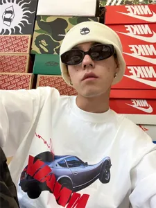 Retro ovale Sonnenbrille Detailansicht mit vintage schwarzem Gestell und dunklen Gläsern.