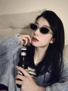 Retro ovale Milchkaffee Sonnenbrille für Damen, schicke Vintage schmale Sonnenbrille.