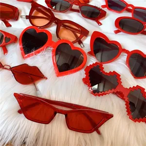 Rote Sonnenbrillen Detailansicht mit trendigen Herz-, Katzenaugen- und Pixel-Styles für Damen.