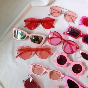 Trendige Sonnenbrille in Rosa und Rot, schicke Herz-, Katzenaugen- und Blumenfassungen für Damen.