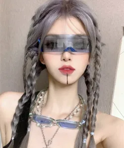 Nahaufnahme von futuristischen einteiligen Visier-Sonnenbrillen mit trendiger Kette und Perle.