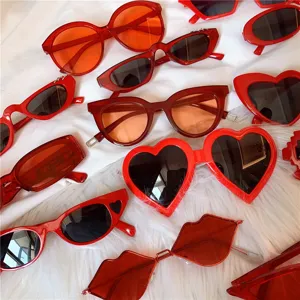 Rotes trendiges Sonnenbrillen-Set, stylische ovale und herzförmige Fassungen, chic Streetwear.