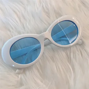 Modische weiße ovale Sonnenbrille mit hellblauen Gläsern für stilvolle Retro-Vintage-Looks.