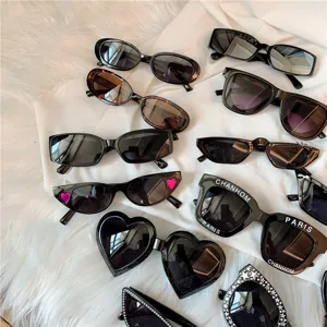 Modische schwarze Sonnenbrille fur Damen, trendige UV-Schutz Retro Katzenauge Herzen.