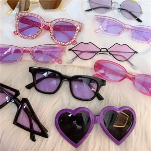 Modische Sonnenbrille mit lila Gläsern und verschiedenen ausgefallenen Gestellen für Damen.